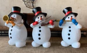 display of three snowmen